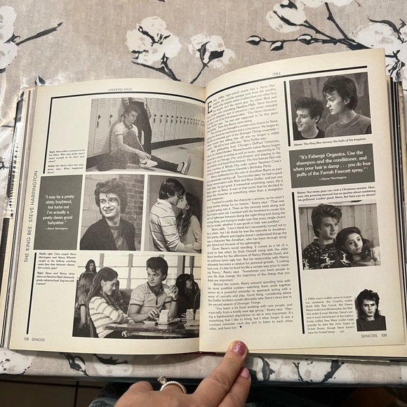 Stranger Things Book - Picture 2 of 5